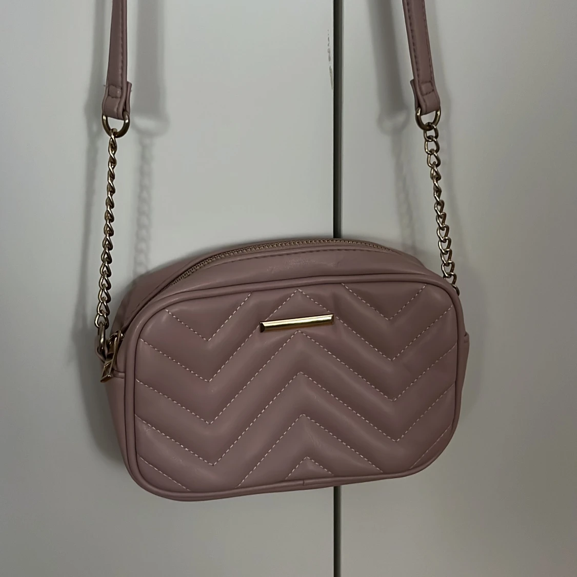 Rosa quiltad axelväska med gulddetaljer - 2
