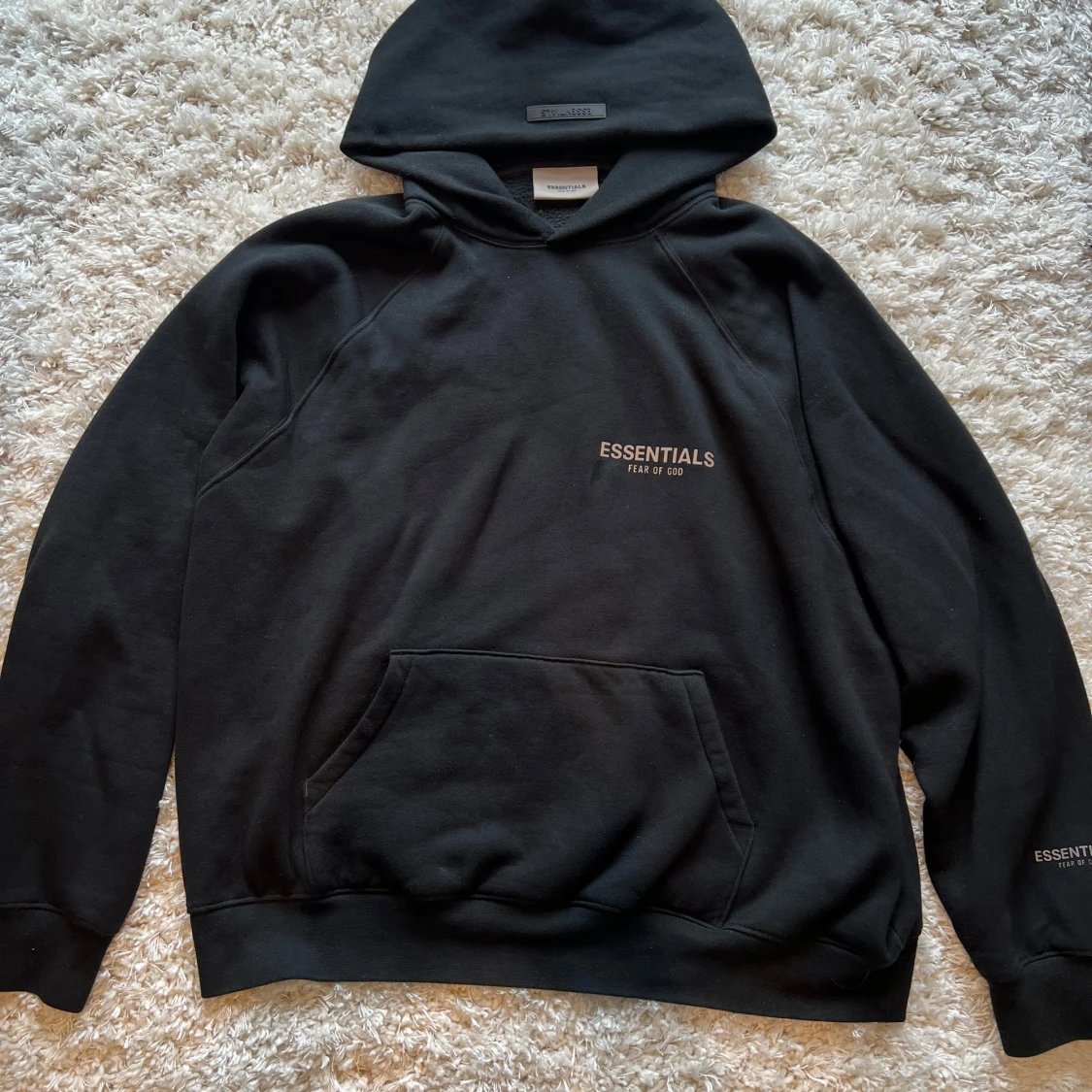 Svart hoodie från Essentials