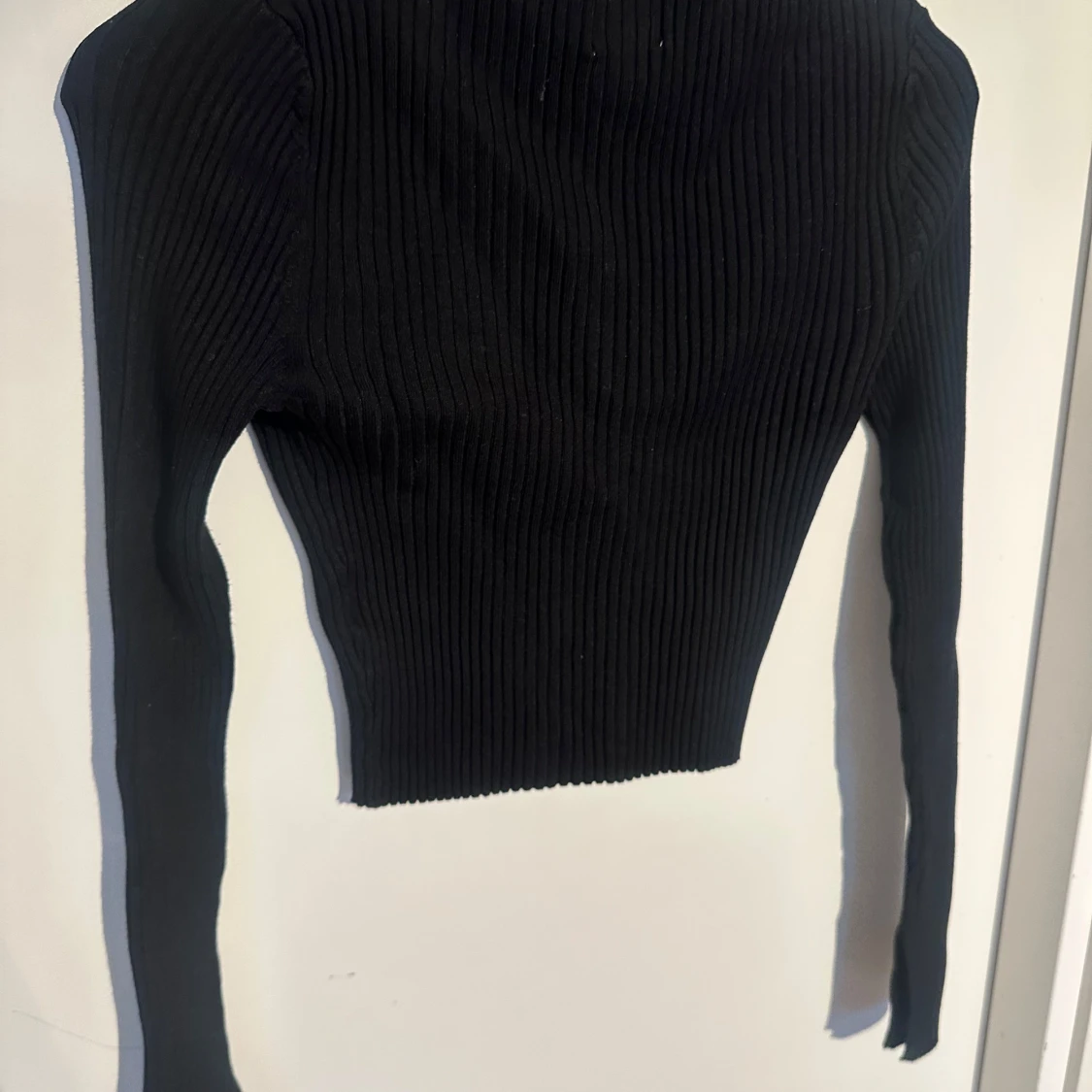 Svart ribbad croppad topp från H&M - 1