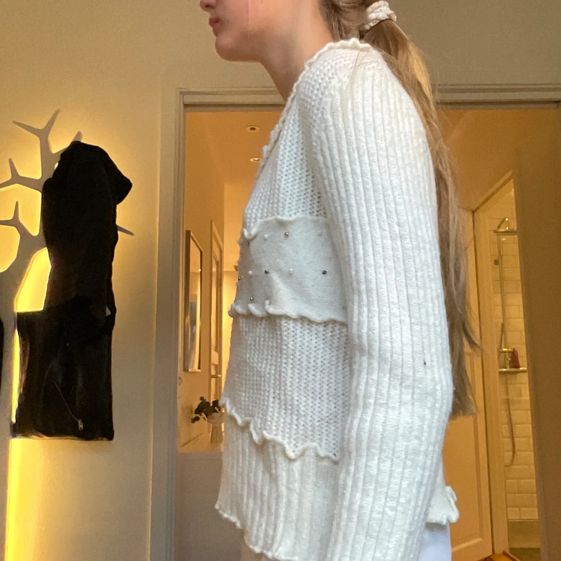 Vit stickad tröja med pärldetaljer - 1