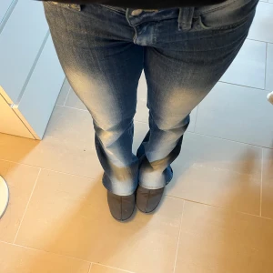 Blå bootcut jeans med ljusa tvättade partier - Säljer dessa populära jeans från Cheap Monday. Skitsnygga med ljusa partier längs med benen. Storlek W28L32 men har sytt upp dem så att dem passar mig som är 155cm bättre (är fortfarande lite långa på mig). Är lite slitna längs ner vid benen men det är inget man tänker på!🩷