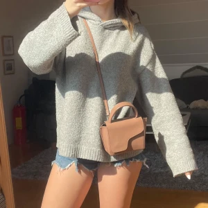 Ljusgrå stickad hoodie - Storlek xs men sitter oversized. Pris kan diskuteras!