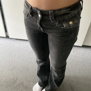 Svarta bootcut jeans - Säljer ett par svarta bootcut jeans från Gina Tricot i storlek 158. Säljer för att dom är för små!❤️