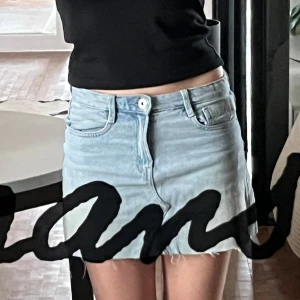 Lågmidjad jeanskjol🩷 - Super fin mini jeanskjol med låg midja🩷🩷 Skriv för fler bilder!