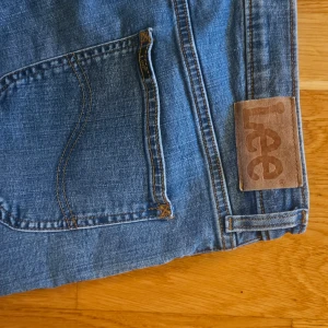 Blå jeans från Lee, modell WEST - Lee jeans som är i bra skick w33 l32