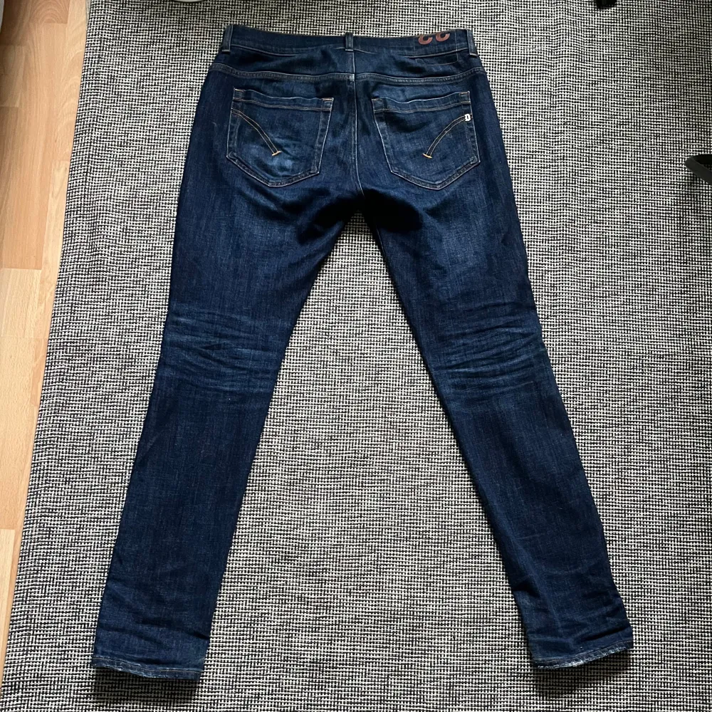 Säljer dessa feta Dondup jeansen i modell George! Skick 9/10, storlek W33. Jeansen är köpta på NK i Göteborg, vid fler frågor eller funderingar är det bara att höra av sig . Farkut & Housut.