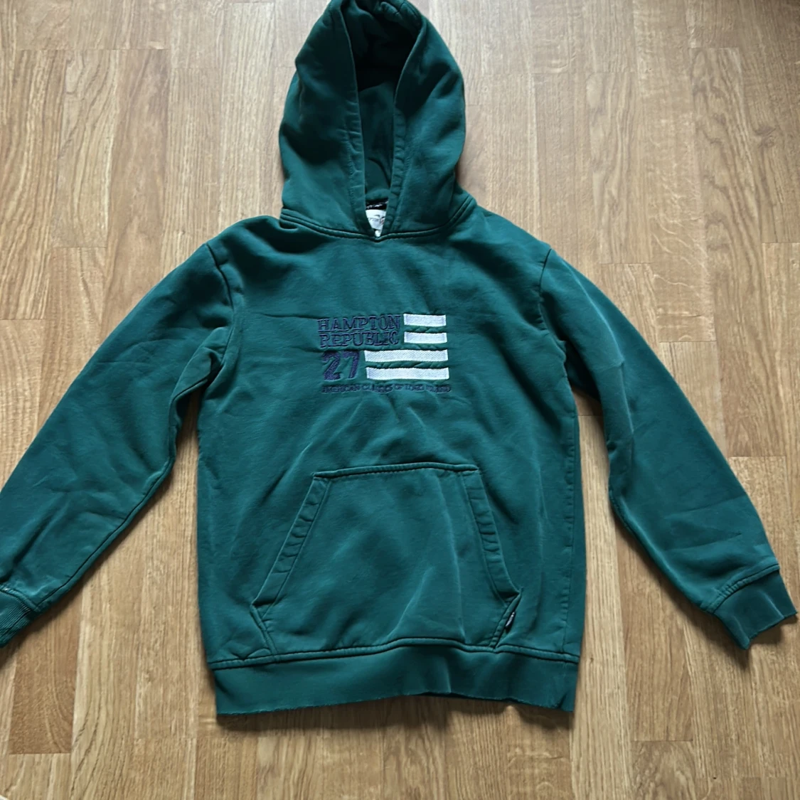 Grön hoodie med broderad detalj