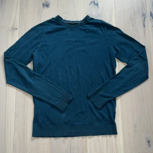 Mörkblå tröja från Massimo Dutti - Säljer en mörkblå/grön tröja från Massimo Dutti. Tröjan är tillverkad i en mjuk mix av bomull, silke och kashmir. Ny pris cirka 1000kr, mitt pris 175kr. Storlek M. Skriv gärna vid funderingar.