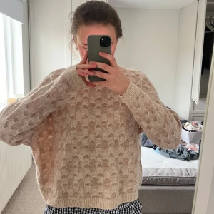  stickad tröja - Mysig och jätte snygg beige stickad tröja. Tröjan är nästintill aldrig använd. 💗💗