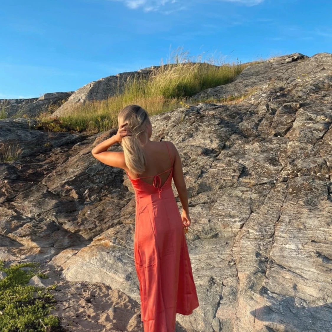 Korall färgad långklänning