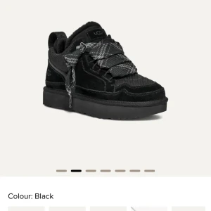 UGG sneakers OANVÄNDA - Säljer ett par helt oanvända svarta UGG sneakers med tillhörande svarta skosnören (även de mönstrade på bilden). Perfekt till vår, vinter och höst. Nypris 2000 kr.