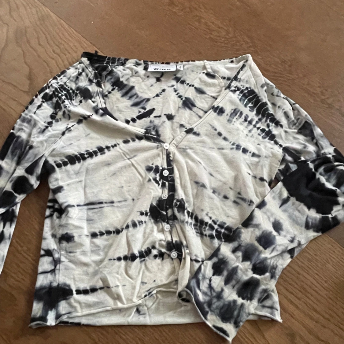 Mörkblå+vit mönstrad topp från Weekday