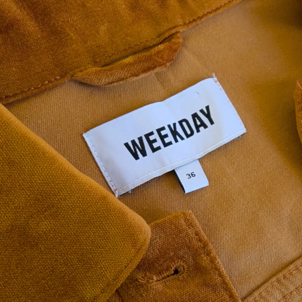 Orange/brun jacka från Weekday i velour-liknande material. Är åt det tunnare hållet och liten i storleken. Aldrig använd. Ser skrynkligare ut på bild än i verkligheten 😅 Från rökfritt och djurfritt hem. Har även en annons uppe för en likadan i grönt. Takit.