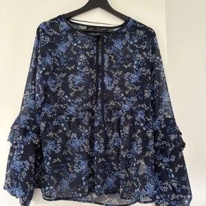 Blommig blus  - Blommig blus strl S 
