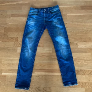 Blå jeans - Säljer mina gstar raw jeans eftersom att dem har blivit för små för mig. W27, L32