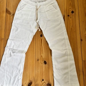 Roxy linnebyxor vita - Säljer dessa vita Roxy linnebyxorna i storlek XS. Aldrig använda.