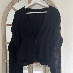 Svart blus med knyte  - Jättefin svart blus med en liten knytrosett!