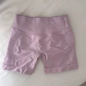DFYNE impact shorts - Skit snygga gymshorts från dfyne i modellen impact, knabbt använda 💕