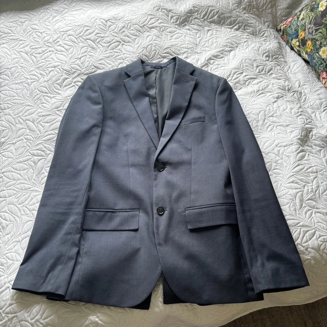 Mörkblå kavaj och vit skjorta från H&M - 1