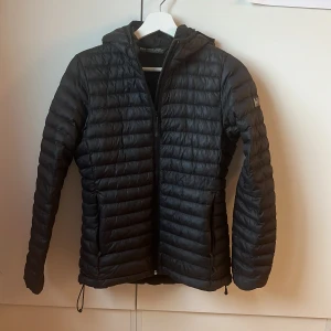 Svart dunjacka från Nelly Hansen - Nelly Hansen sport jacka , är i mycket bra skick. Köpt för 2 år sen från stadium , har tagit väll hand om den och använt den bara i ett halvår . Perfekt för utomhus aktiviteter.  Är en äkta Nelly Hansen jacka. Pris går att diskutera vid snabb affär, nypris ligger 1759kr . Är i mycket god skick 