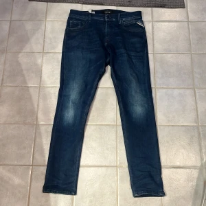 Mörkblå replay jeans - Säljer nu mina replay byxor i storlek 30/30 modell Mickym- ganska lika ambass. Jeansen är slim fit och i hyperflex . Jeansen är i toppskick