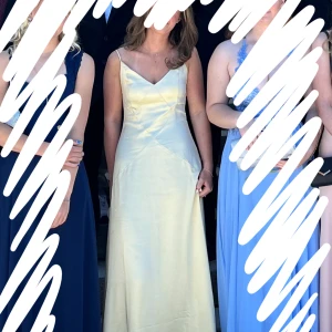 Balklänning  - Otroligt fin ljusgul balklänning från Bubbleroom i strl 34. Insydd i midjan då det var stor i storlek! Använd en gång på balen förra året så i nyskick. Nypris 1000 kr, mitt pris 850 kr.