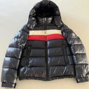 Moncler maja - Säljer den för den är för liten  Äkta!