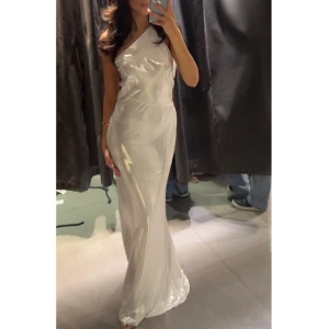 Slutsåld zara klänninh - perfekt som balklänning eller bröllopsgäst. Silver klänning i st xs. oanvänd med prislapp.