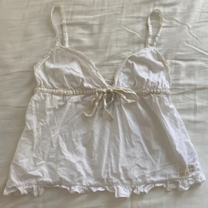 Vitt Odd Molly linne - Vitt linne ifrån Odd Molly. Storlek 2=M. Snörning i fram som knyts.