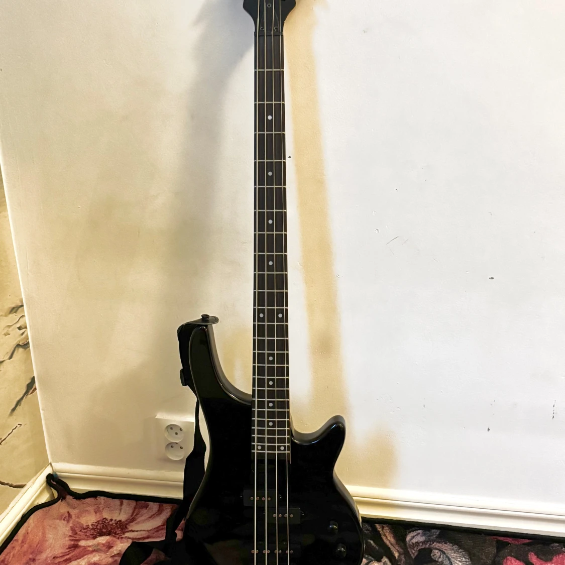 Svart elbas med förstärkare från Gear4music - 1