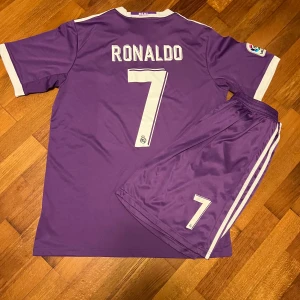 Real Madrid Ronaldo  - Shorts och t shirt real Madrid 2018 skriv för fler bilder 