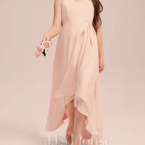 Ljusrosa långklänning med omlott och v-ringning - Säljer en elegant ljusrosa långklänning från JJ's House med v-ringad hals och omlottdetalj framtill. Klänningen har smala axelband och ett flytande, lätt tyg som ger en romantisk känsla.