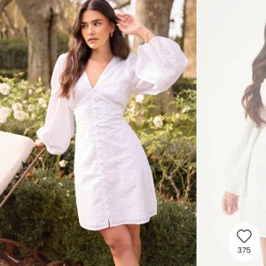 Vit studentklänning med puffärm från Bubbleroom - Superfin vit kortklänning från Bubbleroom med v-ringning, puffiga långärmar och broderade blommor. Klänningen har knappar framtill och markerad midja för en feminin siluett. Perfekt för somriga tillfällen eller studenten! Stl L, nypris 699kr, hann inte returnera i tid