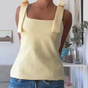 Gul rosett topp  Zara - Strl M, med prislapp på, slutsåld på hemsidan💕