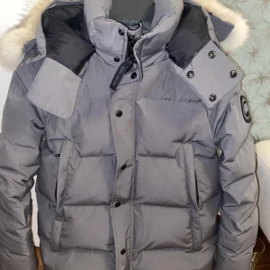   Canada Goose Wyndham Parka  - i världsklass (S) - Canada Goose Wyndham Parka – Världsklass i Kvalitet Vinterjacka med ikonisk Canada Goose-look, designad med fokus på detaljer, värme och stil. Den bästa versionen du hittar – perfekt för dig som vill ha exklusiv känsla och funktion i ett.