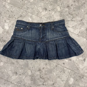 Jeanskjol med volang  - Mörkblå jeanskjol från WE/JL med volang nertill och fickor både fram och bak. Kjolen har en kort passform och är i denim, det står S på lappen men jag skulle säga att den passar mer som en M. Mycket bra skick!!
