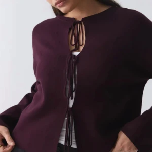 Vinröd kofta med knytning - Säljer en vinröd kofta från Gina Tricot, aldrig använd. Slutsåld på hemsidan 