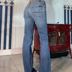 Lågmidjade jeans - Vintage jeans från 7 for all mankind, lågmidjade med raka ben. Lånade bilder på hur de ser ut på då jeansen inte passar mig! 