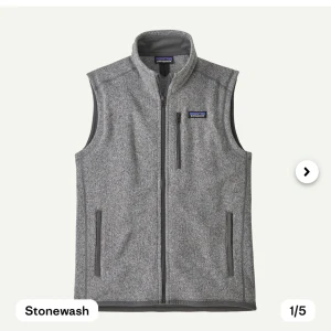 Grå fleeceväst från Patagonia - Säljer en grå fleeceväst från Patagonia med dragkedja framtill och två fickor med dragkedja. Västen är i storlek L och i nyskick. Har bara använt den 1 gång. Skriv privat för fler bilder.🙏