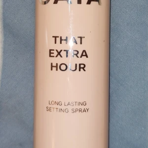 CAIA setting sprays - Säljer två olika setting sprays från CAIA: 'That Extra Hour' som ger långvarig finish och 'That Dewy Look' som ger glow. Båda kommer i stilrena flaskor, en i ljusrosa och en i beige. Perfekta för att fixera sminket och ge en fräsch look hela dagen. Använda några gånger. 200 kr för båda 