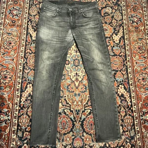 Grå nudie jeans! - Sjukt feta nudie jeans som har lagningar gjorda av nudie och är modellen ”lean Dean” midja:42 längd:102