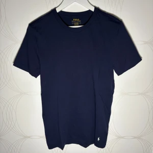Ralph Lauren t-shirt - Mörkblå t-shirt från Polo Ralph Lauren i storlek M. Enkel, stilren modell med vit logga vid fållen. Aldrig använd, nyskick.  Hör av dig vid intresse! 🙌
