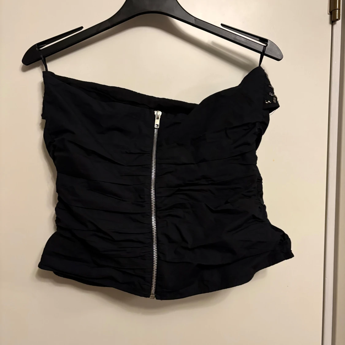 Svart tubtopp med paljettdetaljer från Zara - 1