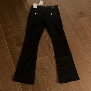 Y2k low bootcut jeans från Gina tricot - Aldrig använda (har lappen kvar), original pris 499. Säljer för att jag köpte fel storlek och har inte hunnit lämna tillbaka den. 