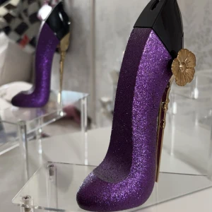 Carolina Herrera Dazzling Garden - En underbar doft i Good girl-serien från Carolina Herrera. Doftnoterna finns på 4e bilden. Jag har endast testat denna parfymen en gång, annars är den helt oanvänd och ny. Jag skulle säga att det fortfarande finns 100ml i flaskan. Nypriset ligger på ca 1200-1500kr. 