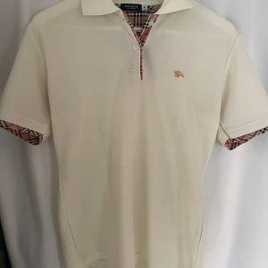 Burberry piké - Väldigt snygg créme färgad Burberry piké i bra skick! Storlek L men passar även M