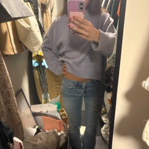 Lågmidjade jeans - Lågmidjqde jeans med hål. Har en bra längd. Skriv för fler bilder och info🥰