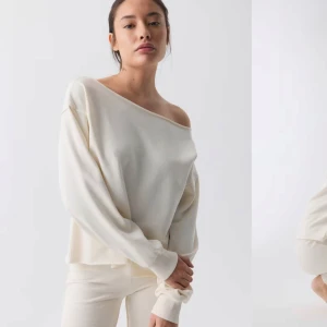  offshoulder sweatshirt - Säljer en offwhite sweatshirt med avslappnad passform och offshoulder-design.                                    Så så så så snygg  🩷🩷🩷🩷🩷Använd 1 gång