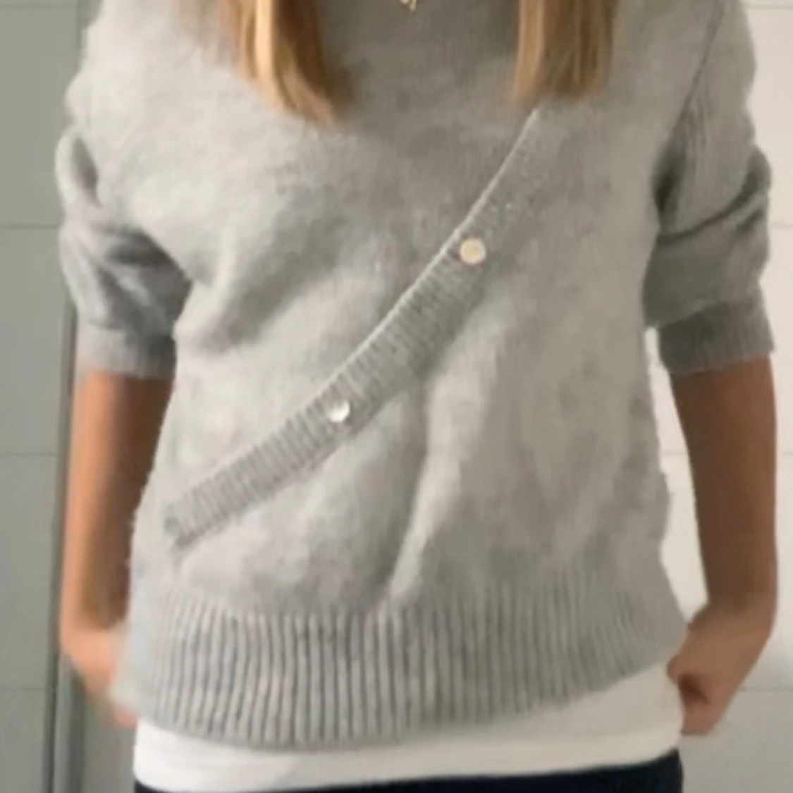 Grå tröja med knappar  - 2