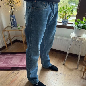 Blå jeansbyxor med relaxed fit - Klassiska blå jeans med normal passform och raka ben ifrån Weekday. Modellen är 185 lång☺️🫶🏽 vis intresse hör av er 